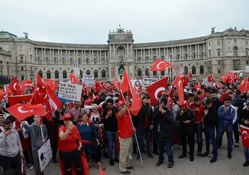 Avusturya'da 'teröre tepki' yürüyüşü!