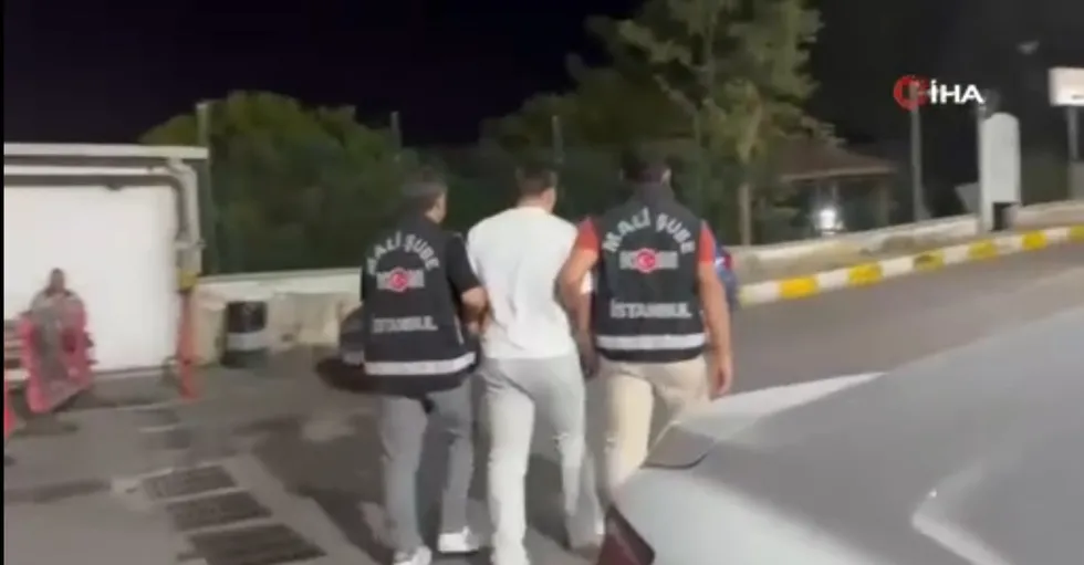 yeni-parti-milletvekili-cemal-enginyurtun-oglu-alpturk-enginyurt-supheli-sifatiyla-ifadeye-cagrilmisti-kadikoy-1787087161252.jpg Yeni Parti Milletvekili Cemal Enginyurt'un oğlu Alptürk Enginyurt'a adli kontrol kararı! Baba oğul arasında milyonluk fon hareketliliği - 1