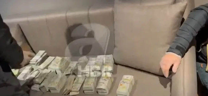 balya-balya-paralar-kamerada-ibb-operasyonun-kilit-isminin-isyerinde-ortaya-cikti-1742471249804.jpg Ali Nuhoğlu'nun ofisinde ele geçirilen dolarlar (A Haber arşiv)