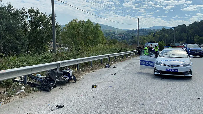 Yasağa rağmen 'U' dönüşü yapan motosikletin sürücüsü kazada öldü - 1