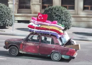 Azerbaycan'dan Türkiye'yi duygulandıran fotoğraf: Aracının üzerine yorganları koyup yardım için yola çıktı
