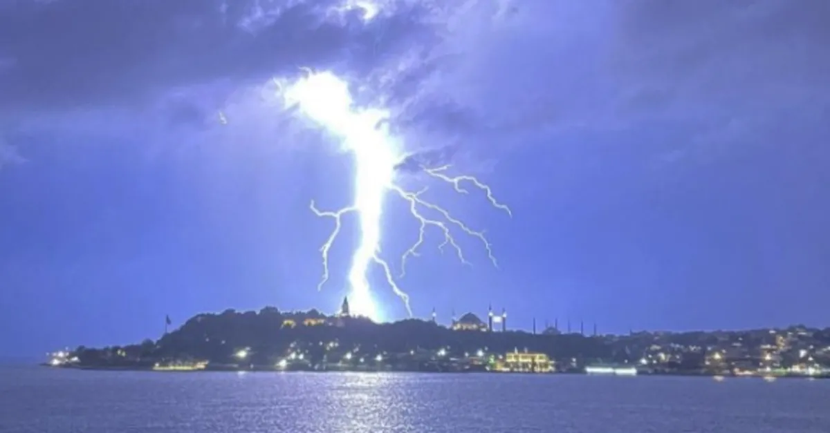 İstanbul’da şimşek ve gök gürültüsü geceyi gündüze çevirdi