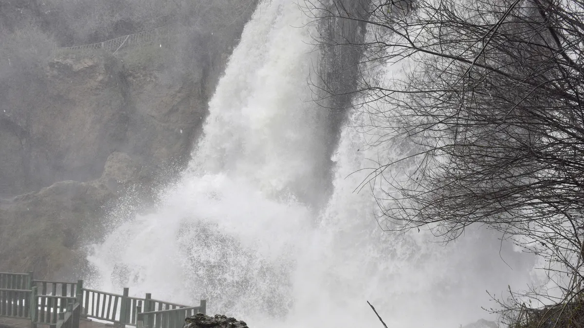 Obrukla oluşan Sızır Şelalesi, son yağışlarla coştu