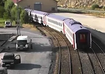 Muş'ta PKK'dan yük trenine bombalı saldırı