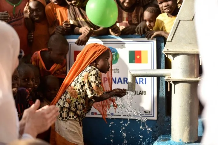 Gamze Özçelik ve gönüllüler Kamerun’da su kuyuları açtı!