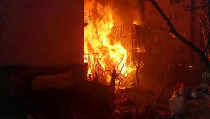 İstanbul Beyoğlu'nda 3 katlı ahşap bina alev alev yandı - 3