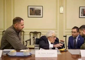 Dünyada yankı bulan görüşme! 100 yaşındaki ABD'li derin isim Ukrayna'da Zelenski ile görüştü! Rusya'ya toprak verilmeli imasında bulunmuştu