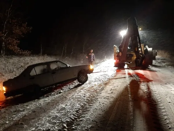 Tekirdağ’da karlı yolda sürücülerin zor anları - 3