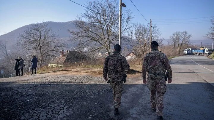 Balkanlar’da yüksek gerilim! Sırbistan ve Kosova savaşın eşiğinde! Sınıra barikat çektiler