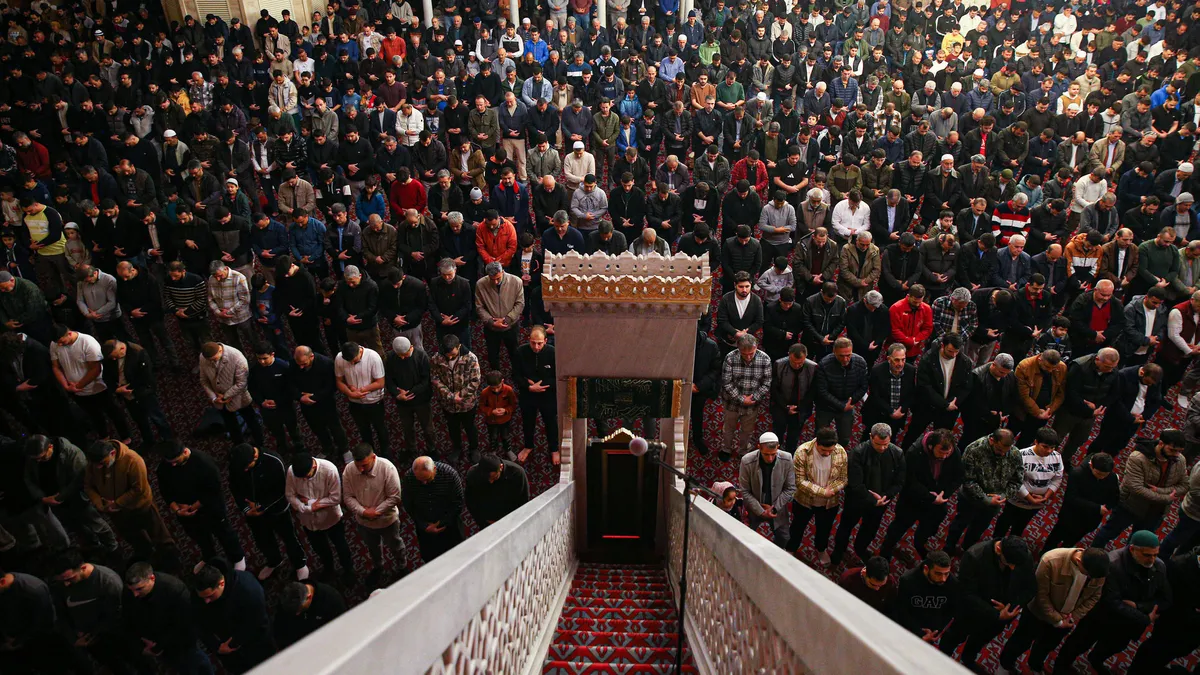 Kadir Gecesi'nde eller semaya açıldı: Milyonlar huzurda buluştu