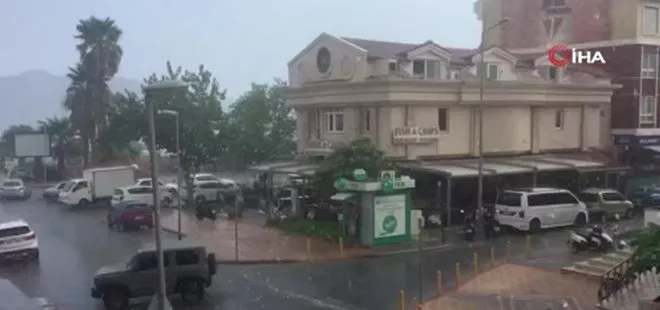 Marmaris’te dolu ile karışık sağanak yağış hayatı olumsuz etkiledi