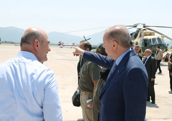 son-dakika-baskan-erdogan-yangin-bolgesinde-bakanlardan-marmaristeki-yanginla-ilgili-bilgi-aldi-1656063198071.jpg Son dakika: Başkan Erdoğan yangın bölgesinde! Bakanlardan Marmaris'teki yangınla ilgili bilgi aldı - 5
