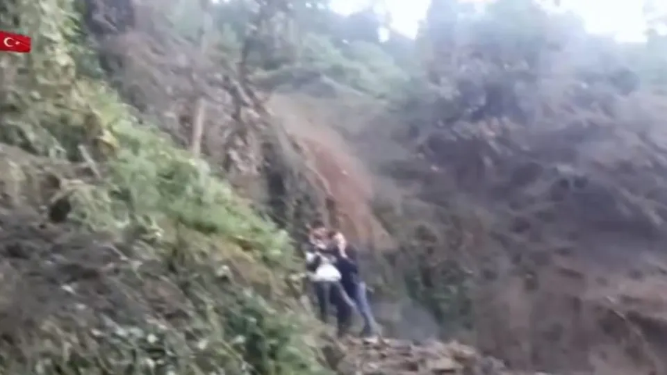 Karadeniz'de sel felaketi! A Haber ekibi canını zor kurtardı