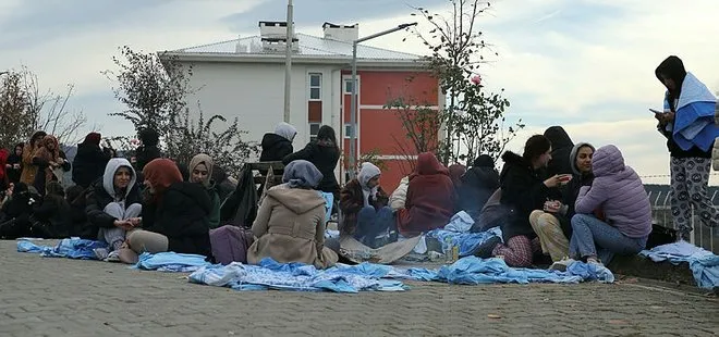 Düzce depremi üstünden 24 saat geçmesine rağmen vatandaş korku içinde bekliyor: Evimize giremiyoruz | Devlet imkanlarını seferber etti