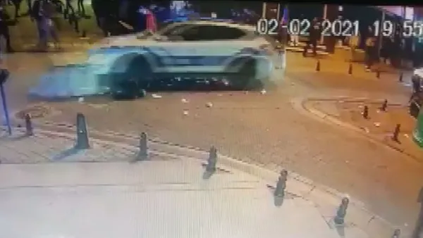 İstanbul Valiliği açıkladı! Polis aracını taşlayan 8 kişiden 5’i yakalandı