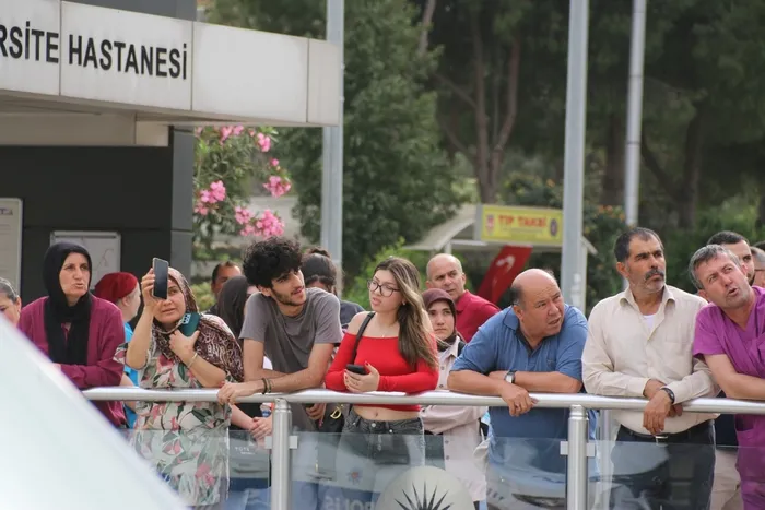 elinde-benzin-bidonuyla-ust-gecide-cikti-annesine-ve-polislere-zor-anlar-yasatti-merakli-vatandaslar-o-anlar-s-1714061722001.jpg Elinde benzin bidonuyla üst geçide çıktı! Annesine ve polislere zor anlar yaşattı | Meraklı vatandaşlar o anlar saniye saniye görüntüledi - 2