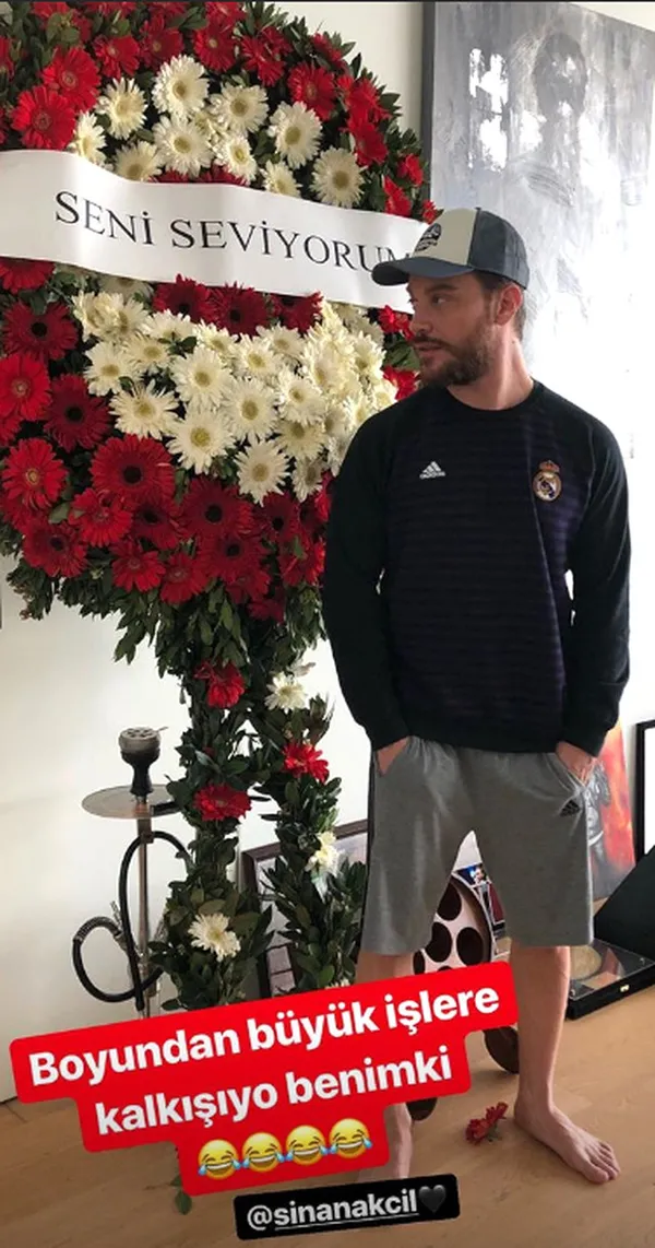 Sinan Akçıl'dan Burcu Kıratlı'ya çelenk - 1