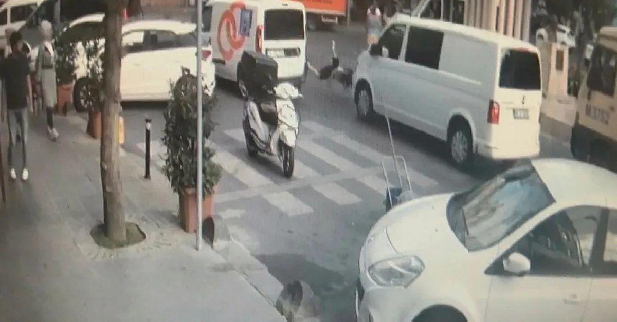Genç kız yaya geçidinde minibüsün çarpmasıyla savruldu | Video