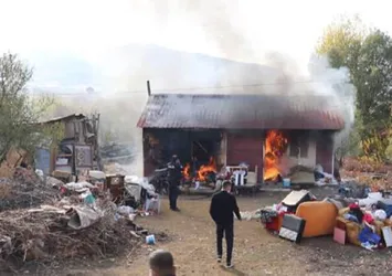 Elazığ'da tek katlı ev alev alev yandı