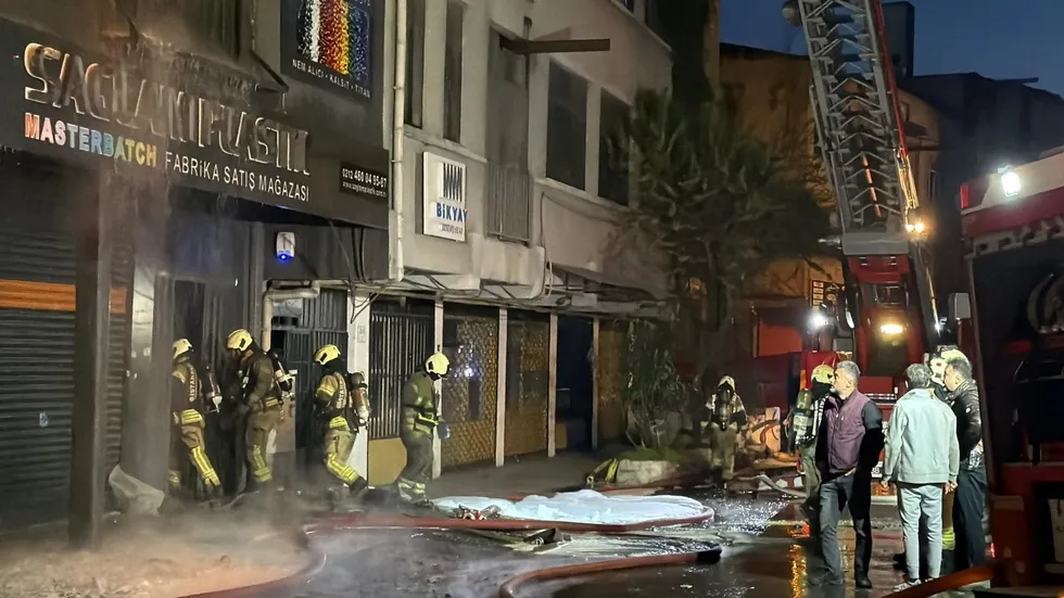Bayrampaşa’daki 5 katlı iş yerinde yangın: 3 kat küle döndü çatı çöktü - 2