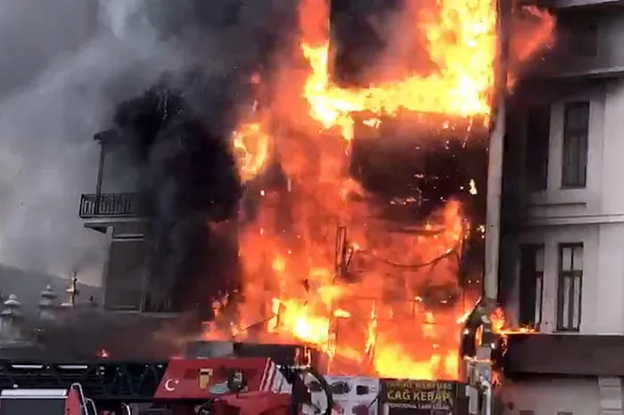 misir-carsisinin-yanindaki-restoranda-yangin-kontrol-altina-alindi-1738839835769.jpeg Mısır Çarşısı'nın yanındaki restorandaki yangından görüntü