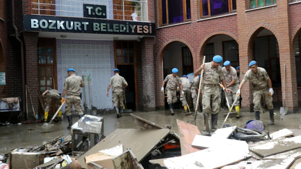 Bozkurt'ta enkaz kaldırma ve temizlik çalışmaları devam ediyor