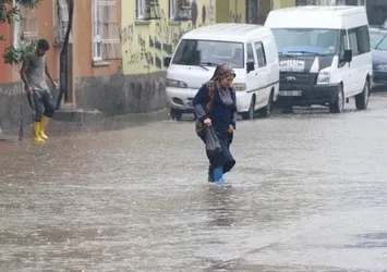 Adana Valiliği'nden yağış uyarısı: Çocuklarınızı erken alın
