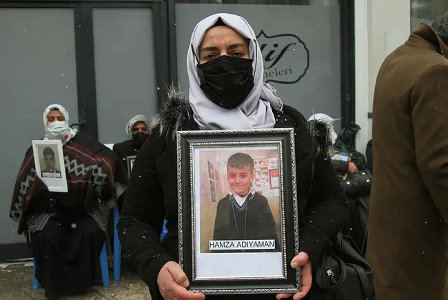 Van’da HDP önünde yapılan eyleme katılan anne: Oğlumu HDP kaçırdı, eline boyu kadar silah vermişler