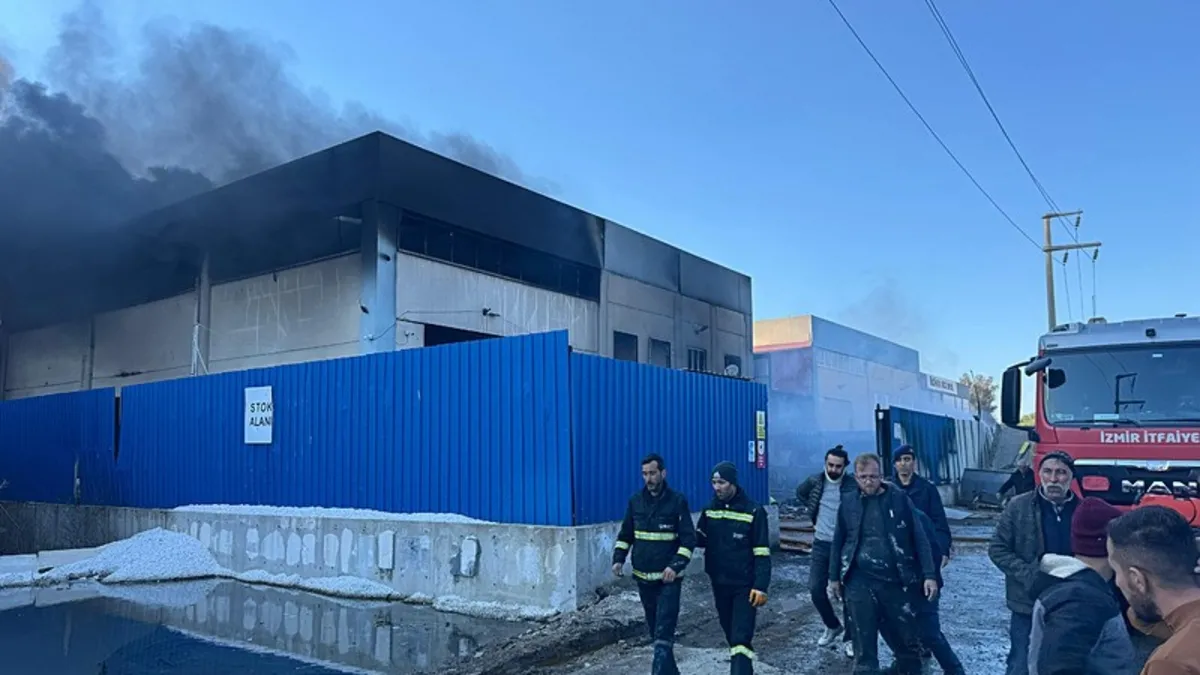 İzmir'de korku dolu anlar! Geri dönüşüm fabrikasında yangın
