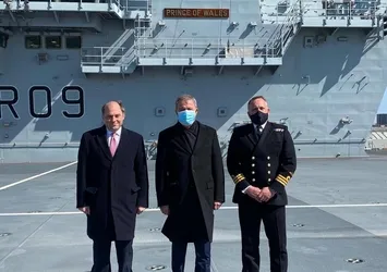 Bakan Hulusi Akar İngiltere'nin uçak gemisini inceledi