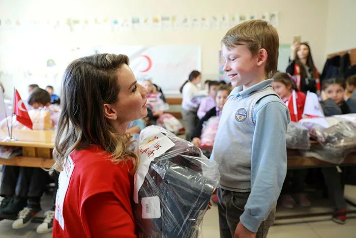 Esra Erol 20 binden fazla çocuğun yüzünü güldürdü - 2