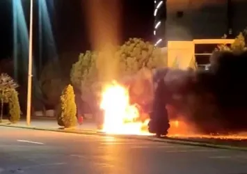 Manisa'da park halindeki otobüs alev alev yandı