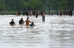 Pakistan’daki sel ve yıldırımlarda can kaybı 71’e yükseldi!