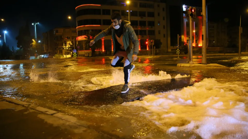 İzmir Buca'da caddeler göle döndü!