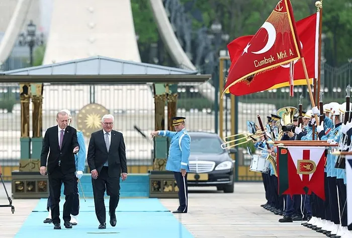 Başkan Erdoğan’dan Almanya Cumhurbaşkanı Steinmeier’e tarihi hediye! Sultan 2. Abdülhamid’e gönderilen mektubun birebir basımı...