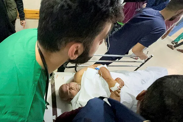 1702672513201.jpg Katil İsrail bir gazeteciyi daha şehit etti! Daha önce eşi, oğlu ve kızını kaybeden Al Jazeera muhabiri Wael Dahdouh yaralandı - 1