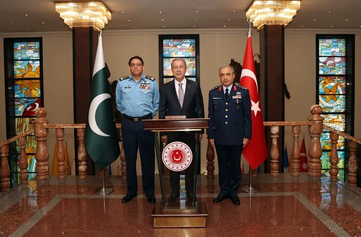 Bakan Hulusi Akar Pakistan Hava Kuvvetleri Komutanı Orgeneral Sidhu’yu ağırladı