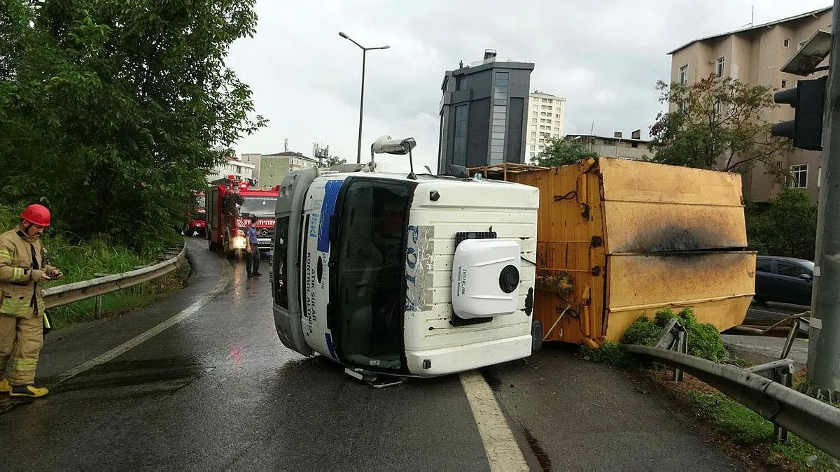 İSKİ'ye ait kamyon virajı alamadı yan yattı! Yer: Kartal