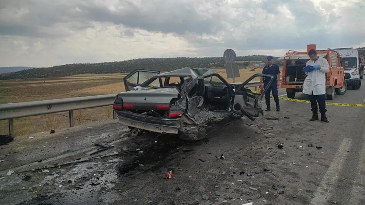 Aynı yönde giden iki araç birbirine girdi: 1 ölü 3 yaralı