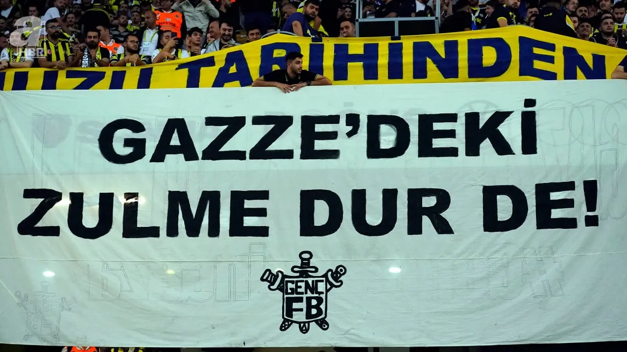 Fenerbahçe taraftarından Filistin'e destek! İşte tribünde açılan o pankart...