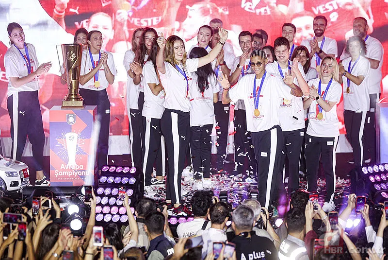 Filenin Sultanları Avrupa zaferini doyasıya kutladı! Melissa Vargas "Malatya bulunmaz eşin" türküsüyle coştu! İşte o anlar... 13