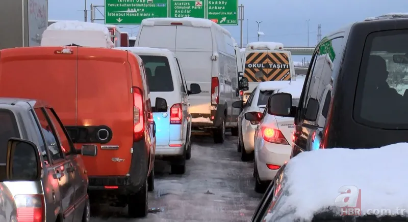 İstanbullunun kabus gecesi! 15 saattir yolda kalan vatandaş: Su ve bisküvi ile duruyorum 4
