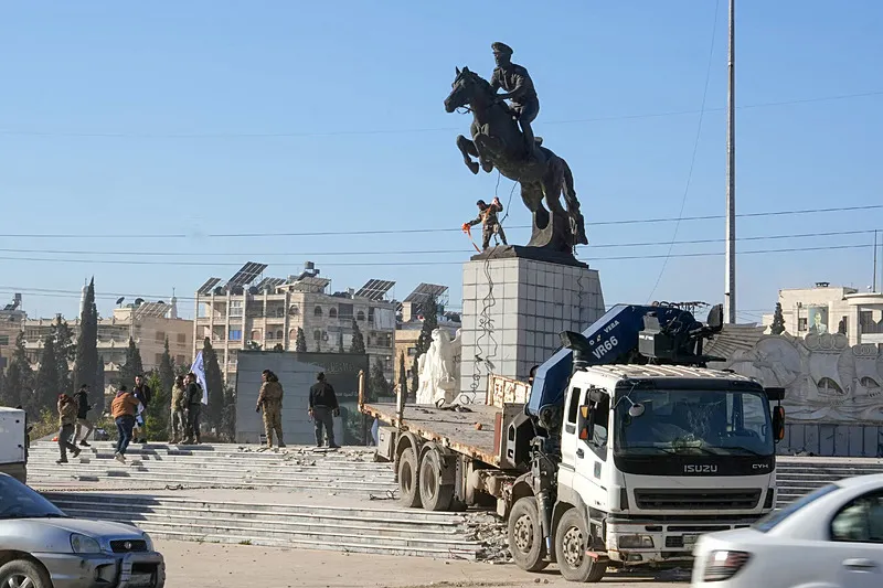 ESAD HEYEKLİ YIKILDI