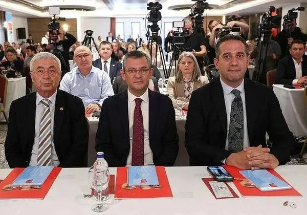 CHP’de çift başlı yönetim krizi! Antalya’da olaylı kamp: Ekrem İmamoğlu çok ön plana çıktı | Kemal Kılıçdaroğlu yakınları Özgür Özel’i sıkıştırıyor