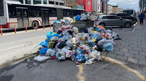 İzmir çöpten geçilmiyor! Çiğli’de çöpler konteynerlerden sokağa taştı