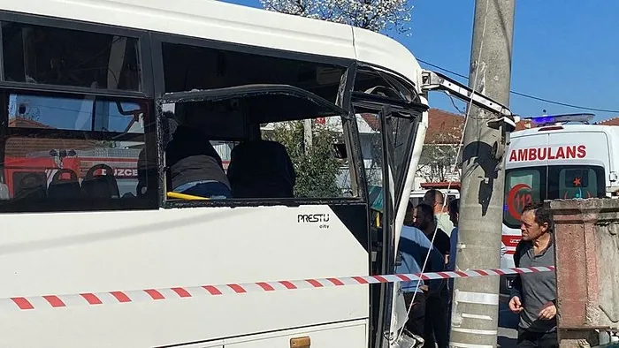 1712391897577.jpeg Düzce'de halk otobüsü beton direğe çarptı: 12 yaralı - 1