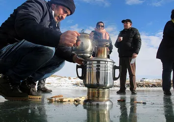 Buz tutan gölde çay keyfi