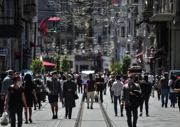 İstanbul’da dikkat çeken yoğunluk! Sosyal mesafe yok sayıldı