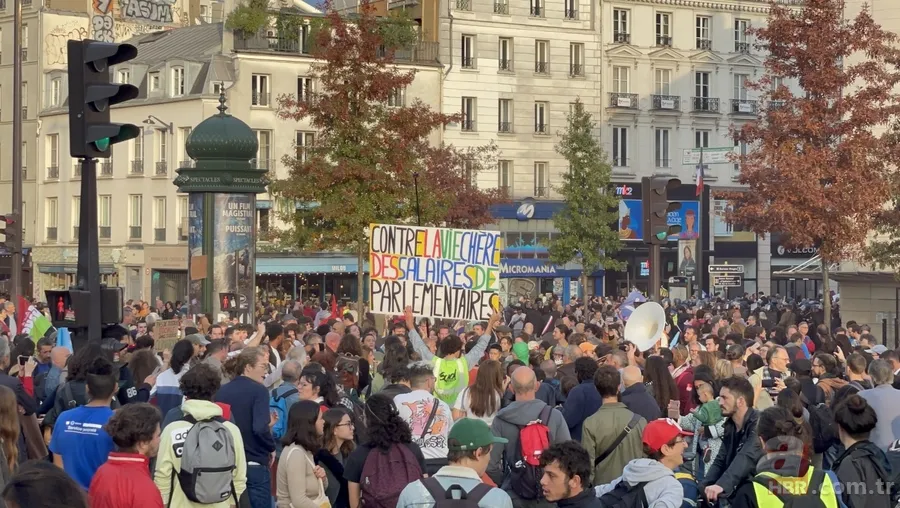 Fransa’da 140 bin kişilik gösteri! Hayat pahalı! “MACRON = PİNOKYO” 18