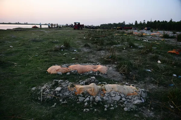 1621432404144.jpg Hindistan'da dehşete düşüren görüntü! Kuşlar ve köpekler cesetleri yiyor - 6